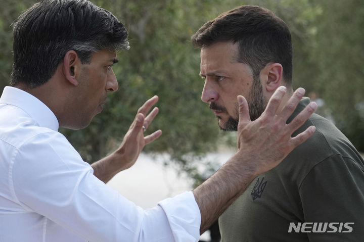 [사벨레트리=AP/뉴시스]유럽 13개국 국민이 우크라이나 전쟁이 협상을 통해 끝날 것으로 보고 있다는 여론조사 결과가 나왔다. 사진은 볼로디미르 젤렌스키(오른쪽) 우크라이나 대통령이 지난달 13일(현지시각) 이탈리아 사벨레트리의 보르고 에냐치아 리조트에서 개막한 주요 7개국(G7) 정상회의 첫날 리시 수낵 영국 총리와 별도로 만나 대화하는 모습. 2024.07.03.