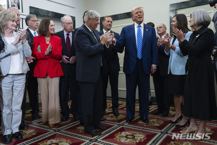 [워싱턴=AP/뉴시스]미국 공화당 대선 후보인 도널드 트럼프 전 대통령이 13일(현지시각) 미 워싱턴DC에서 공화당 상원의원들과 회동에서 박수를 받고 있다. 2024.06.14.