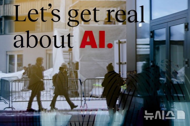 [다보스=AP/뉴시스]사진은 지난해 1월 15일 스위스 다보스에 위치한 호텔에 인공지능(AI) 관련 문장이 걸린 모습. 2025.08.08.