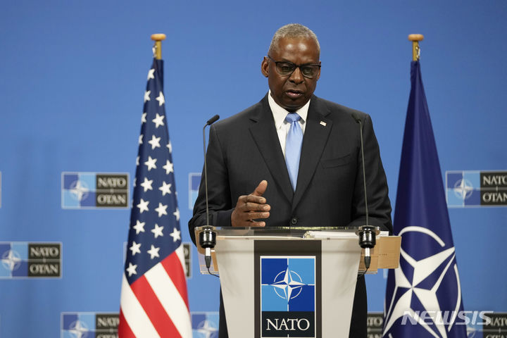 [브뤼셀=AP/뉴시스] 블라디미르 푸틴 러시아 대통령은 우크라이나가 러시아의 점령지에서 군대를 철수하고 북대서양조약기구(NATO·나토) 가입을 포기하면 휴전할 수 있다고 언급한데 대해 미국과 나토가 반발했다. 로이드 오스틴 미 국방장관은 14일(현지시각) 브뤼셀에서 나토회의가 끝난 이후 기자회견 중인 모습. 2024.06.15