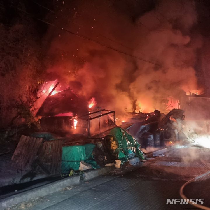 김해 합성수지 공장 불…7300만원 피해