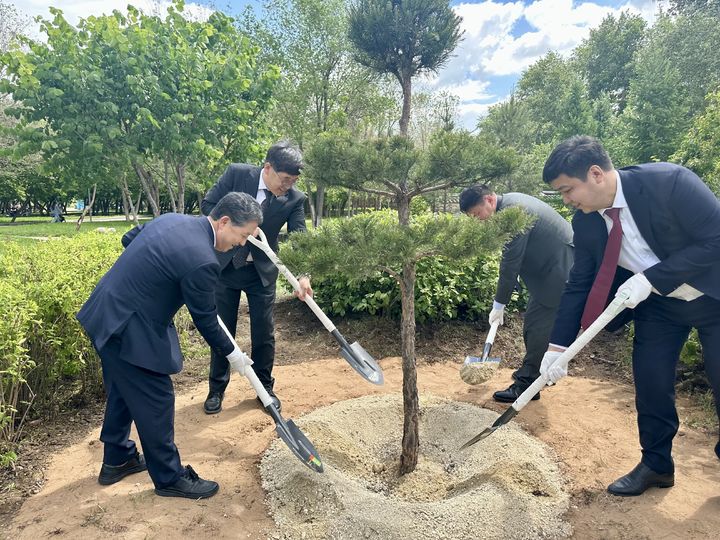 [아스타나=뉴시스] 남성현(왼쪽 첫 번째) 산림청장이 13일(현지시각) 누르켄 샤르비예프(오른쪽 첫 번째) 생태천연자원부 차관과 함께 한-카자흐 '상생번영의 동산' 조성을 위한 기념식수를 하고 있다.(사진=산림청 제공) *재판매 및 DB 금지