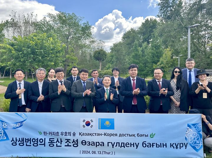 [아스타나=뉴시스] 남성현(왼쪽에서 다섯 번째) 산림청장이 13일(현지시각) 한-카자흐 '상생번영의 동산' 조성 후 오테바에브 에르신 아스타나시(왼쪽에서 네 번째) 부시장, 누르켄 샤르비예프(왼쪽에서 여섯 번째) 생태천연자원부 차관 등 참석자들과 기념촬영을 하고 있다.(사진=산림청 제공) *재판매 및 DB 금지