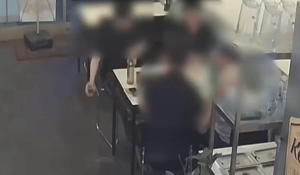 [서울=뉴시스] 식당에서 바닥에 맥주를 버린 뒤 도리어 사장에게 화를 내며 협박한 손님의 사연이 공개돼 누리꾼들의 공분을 사고 있다(사진= 아프니까 사장이다 갈무리) *재판매 및 DB 금지