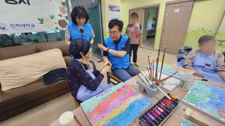 [인천=뉴시스] 조명우 인하대 총장이 문화예술 봉사활동 ‘우리마을 미술관’에 참여한 어르신의 안부를 물어보며 대화를 나누고 있다. (사진=인하대 제공)&nbsp; *재판매 및 DB 금지