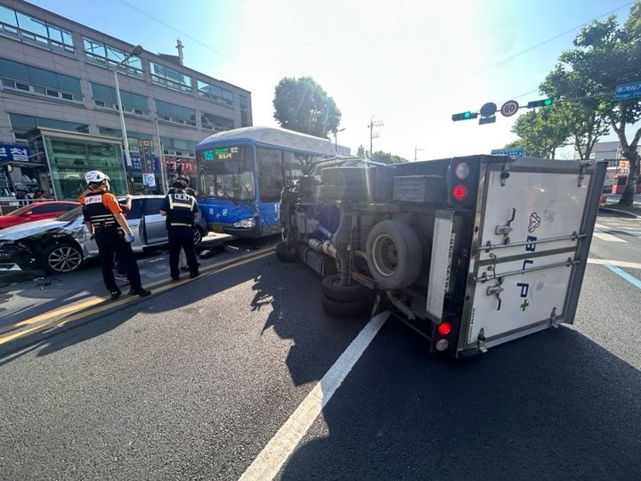 대구 용계삼거리 3중 충돌 교통사고…4명 경상(종합)