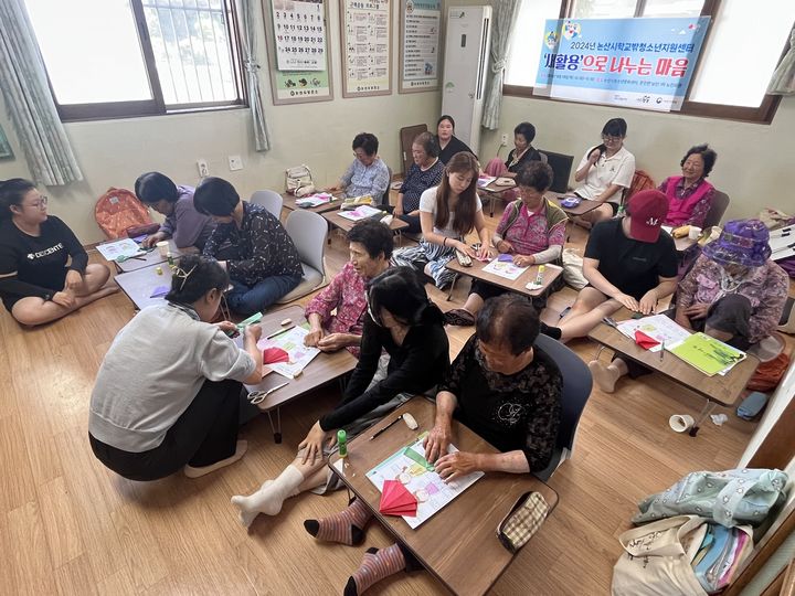 [논산=뉴시스]논산시가 논산행복대학 어르신 학습자와 청소년이 함께하는 세대공감 학습 자리를 마련했다. 2024. 06. 14 *재판매 및 DB 금지