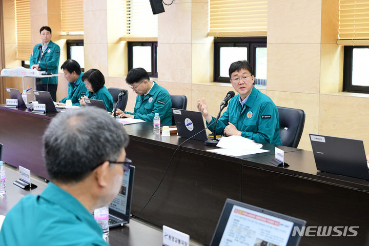 [안산=뉴시스] 이민근 안산시장이 14일 간부회의를 주재하고 18일 예고된 의료기관 집단 휴진에 대한 총력대응을 주문했다.(사진=안산시 제공)2024.06.14. photo@newsis.com