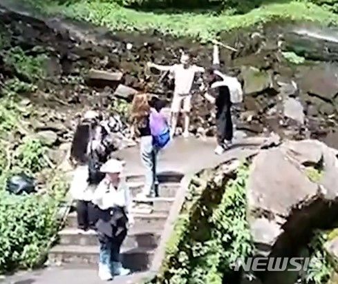 중국에서 관광지를 찾은 여성 관광객이 낙석에 맞아 숨지는 사고가 발생했다. 출처 : @HOÀNG NGUYÊN *재판매 및 DB 금지