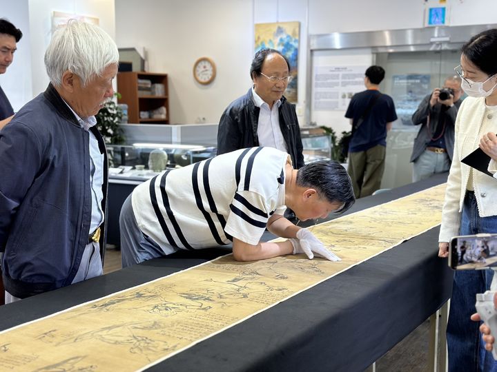 [서울=뉴시스] 13일 서울 인사동 다보성갤러리에서 중국 유뮬들을 감정하는 중국 고미술 전문가들 (사진=다보성갤러리 제공) 2024.06.14. photo@newsis.com *재판매 및 DB 금지