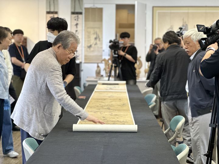  [서울=뉴시스] 13일 서울 인사동 다보성갤러리에서 중국 고미술 전문가들에게 서화를 공개하는 김종춘 다보성갤러리 회장 (사진=다보성갤러리 제공) 2024.06.14. photo@newsis.com *재판매 및 DB 금지