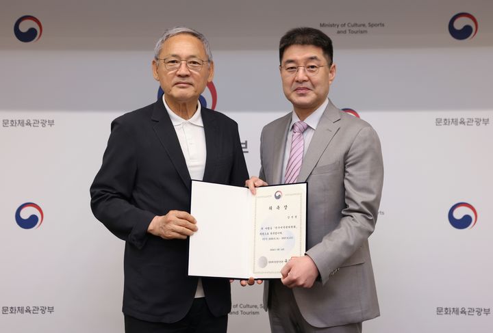 유인촌 문화체육관광부 장관이 13일 서울 종로구 국립현대미술관 서울관에서 한국저작권위원회 위원장으로 선출된 강석원 위원에게 임명장을 수여한 뒤 기념촬영을 하고 있다. (사진=문화체육관광부 제공) photo@newsis.com *재판매 및 DB 금지