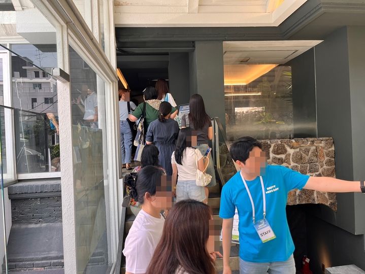 [서울=뉴시스] 주동일 기자 = 14일 서울 마포구 삼다코지에서 열린 삼다수 모델 임영웅 생일 기념 팝업 전시를 보기 위해 줄을 선 관람객들. 2024.06.14 *재판매 및 DB 금지