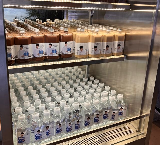 [서울=뉴시스] 주동일 기자 = 14일 서울 마포구 삼다코지에서 열린 삼다수 모델 임영웅 생일 기념 팝업 전시. 2024.06.14 *재판매 및 DB 금지