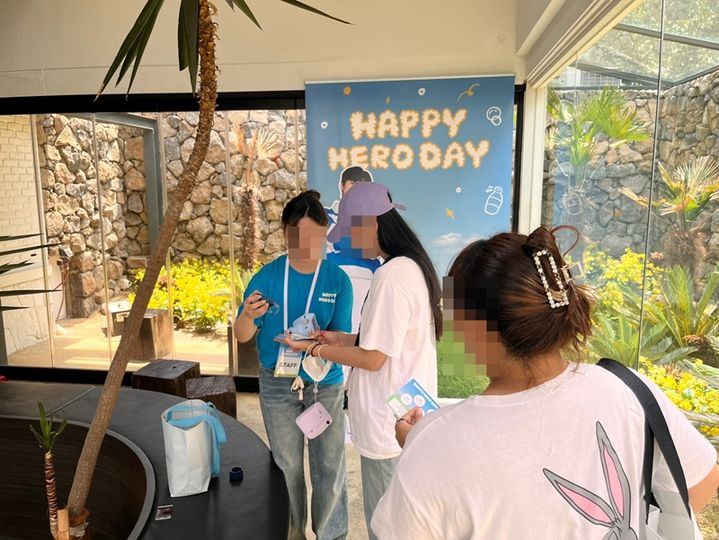 [서울=뉴시스] 주동일 기자 = 14일 서울 마포구 삼다코지에서 열린 삼다수 모델 임영웅 생일 기념 팝업 전시에 참여한 관람객들. 2024.06.14 *재판매 및 DB 금지