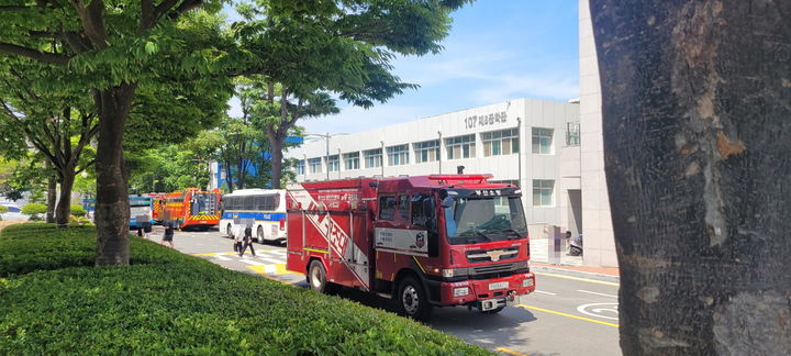 [부산=뉴시스] 14일 부산 금정구 부산대학교에 폭탄이 설치됐다는 협박 메일이 접수돼 경찰과 소방이 현장에 투입됐다. (사진=부산경찰청 제공) 2024.06.14. photo@newsis.com *재판매 및 DB 금지