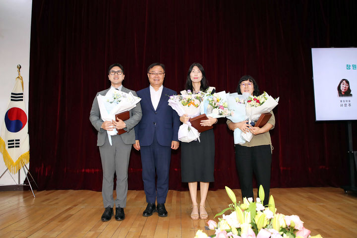 [창원=뉴시스] 강경국 기자 = 홍남표 경남 창원시장(왼쪽 두번째)이 14일 경남종합사회복지관에서 열린 제12회 창원시 사회복지사 대회에서 수상자들과 기념촬영을 하고 있다. (사진=창원시청 제공). 2024.06.14. photo@newsis.com *재판매 및 DB 금지