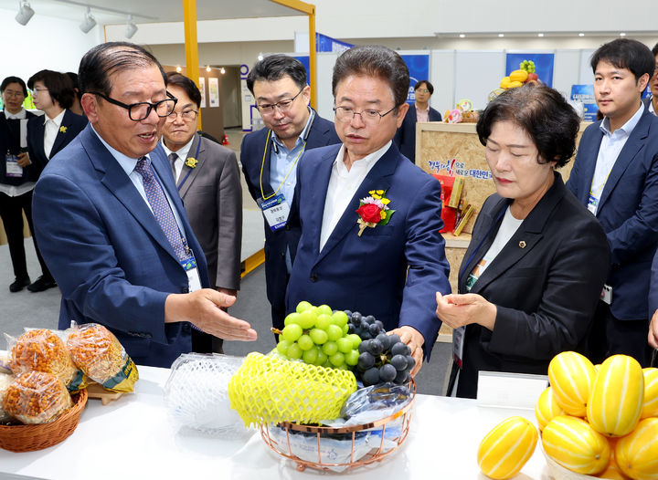 [안동=뉴시스] 지난해 6월 14일 대구 엑스코에서 열린 '2024 경북농식품산업대전' 개막식 후 이철우 경북지사가 식품관을 둘러보고 있다. (사진=경북도 제공) 2024.06.14 *재판매 및 DB 금지