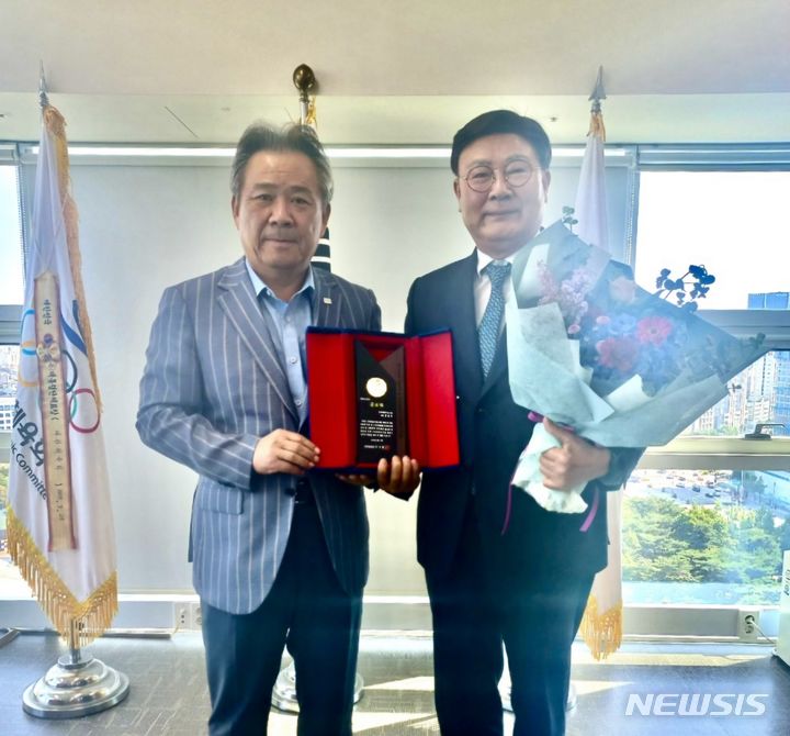 [전주=뉴시스] 왼쪽부터 이기홍 대한체육회장, 문승우 전북도의원. *재판매 및 DB 금지