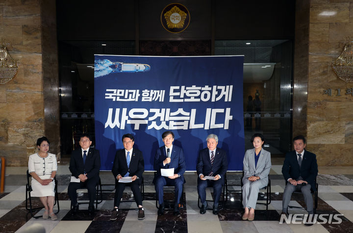 [서울=뉴시스] 조성우 기자 = 조국(가운데) 조국혁신당 대표가 14일 오전 서울 여의도 국회 로텐더홀에서 열린 최고위원회의에서 발언하고 있다. 2024.06.14. xconfind@newsis.com