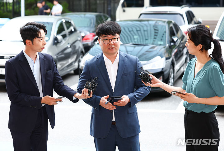 [서울=뉴시스] 김근수 기자 = 김건희 여사 명품백 수수 의혹 폭로와 관련해 서울의 소리 이명수씨가 14일 서울 영등포구 영등포경찰서에 출석하며 입장을 밝히고 있다. 2024.06.14. ks@newsis.com