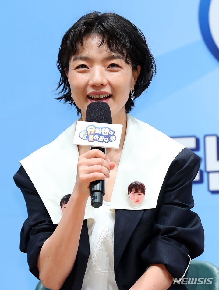 [서울=뉴시스] 김혜진 기자 = 방송인 안영미가 14일 오전 서울 영등포구 KBS 아트홀에서 열린 '슈퍼맨이 돌아왔다' 11주년 기념 리뉴얼 기자간담회에서 인사말을 하고 있다. 2024.06.14. jini@newsis.com