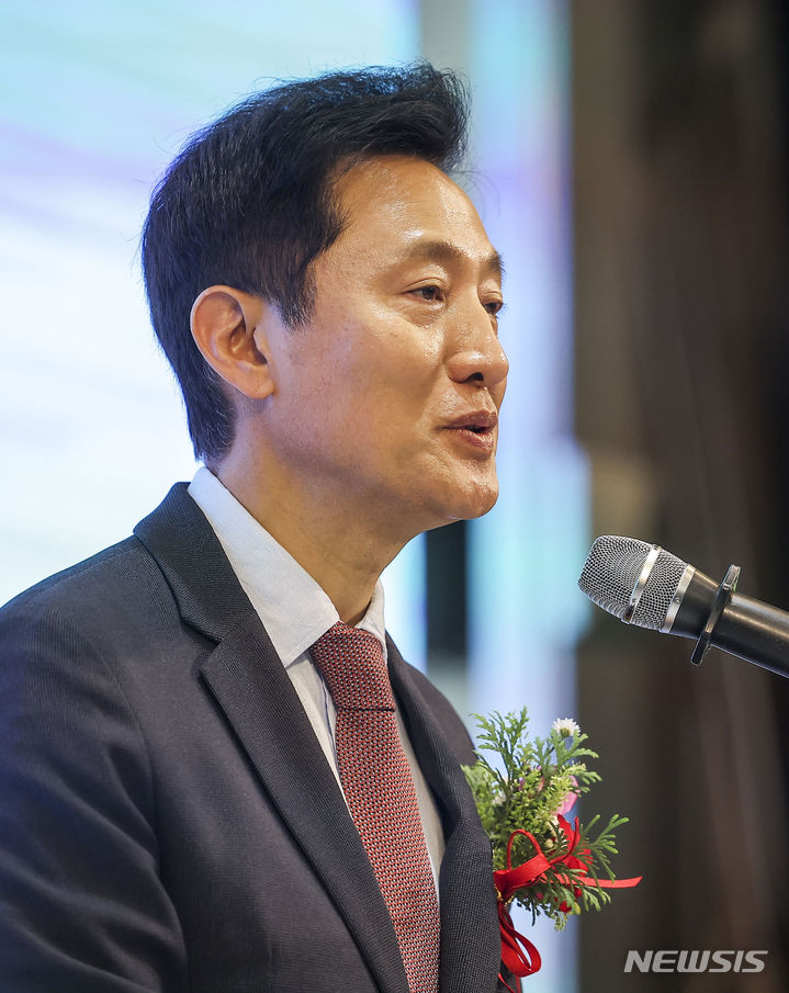 [서울=뉴시스] 정병혁 기자 = 오세훈 서울시장이 14일 서울 마포구 케이터틀에서 열린 제74주년 6.25전쟁 참전유공자 위로연에서 축사를 하고 있다. 2024.06.14. jhope@newsis.com