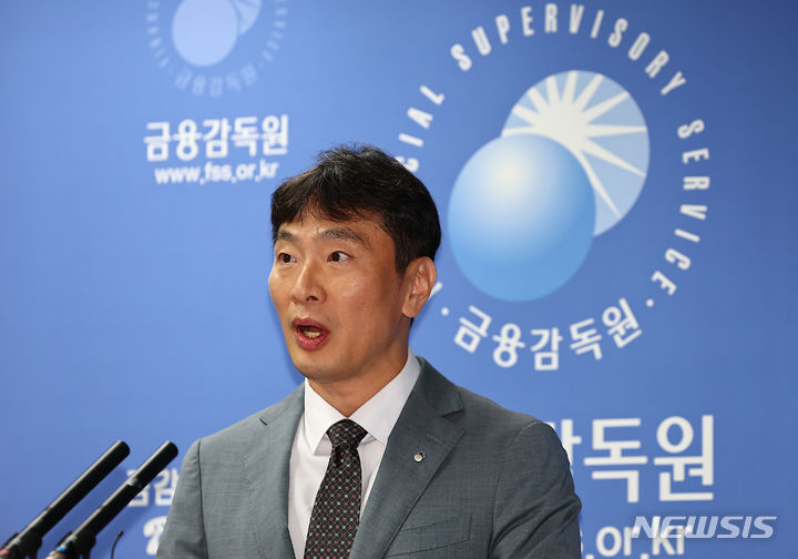 [서울=뉴시스] 김근수 기자 = 이복현 금융감독원장이 14일 오전 서울 여의도 금융감독원 브리핑룸에서 상법 개정 이슈 관련 브리핑을 하고 있다. 2024.06.14. ks@newsis.com