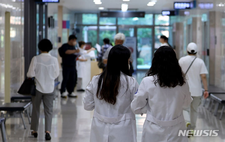 [대구=뉴시스] 이무열 기자 = 지난달 14일 대구의 한 대학병원에서 의료진들이 이동하고 있는 모습. 2024.06.14. lmy@newsis.com