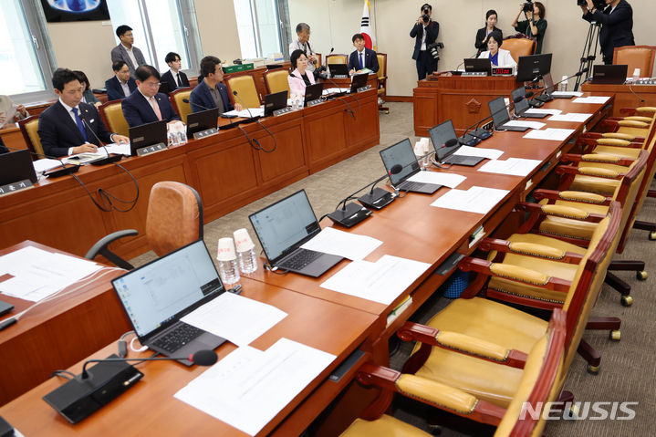 [서울=뉴시스] 권창회 기자 = 14일 오전 서울 여의도 국회에서 열린 과학기술정보방송통신위원회 전체회의에서 여당 의원들의 불참으로 의석이 비어 있다. 2024.06.14. kch0523@newsis.com