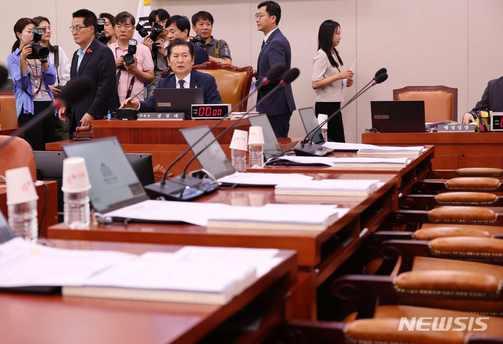 [서울=뉴시스] 조성우 기자 = 정청래 국회 법제사법위원회 위원장이 14일 오전 서울 여의도 국회에서 열린 법제사법위원회 전체회의에서 비어있는 국민의힘 위원석을 바라보고 있다. 2024.06.14. xconfind@newsis.com