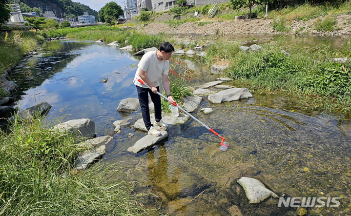 [광주=뉴시스] 광주보건환경연구원, 여름철 수질검사. (사진=광주보건환경연구원 제공). photo@newsis.com *재판매 및 DB 금지