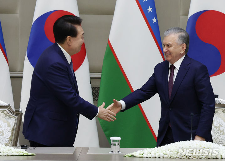 [타슈켄트(우즈베키스탄)=뉴시스] 조수정 기자 = 우즈베키스탄을 국빈 방문한 윤석열 대통령과 샤브카트 미르지요예프 우즈베키스탄 대통령이 14일(현지시간) 타슈켄트 우즈베키스탄 대통령궁 영빈관에서 한-우즈베키스탄 공동언론발표를 마친 후 악수하고 있다.&nbsp; 2024.06.14. chocrystal@newsis.com