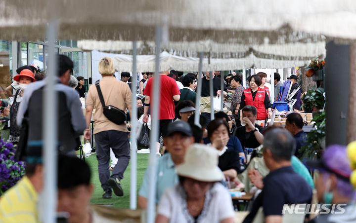 [성남=뉴시스] 김금보 기자 = 14일 경기도 성남시 성남중앙공설시장 일대에서 열린 '경기 살리기 통큰 세일, 천하태평 야시장' 행사 부스가 시민들로 북적이고 있다. 2024.06.14. kgb@newsis.com