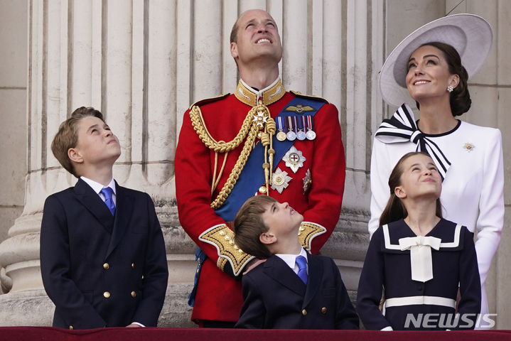 [런던=AP/뉴시스]암 투병 중인 케이트 미들턴 영국 왕세자비가 배우자 윌리엄(가운데) 왕세자 및 슬하 세 자녀들과 찰스 3세의 생일 행사에 참석한 모습. 2024.06.16.