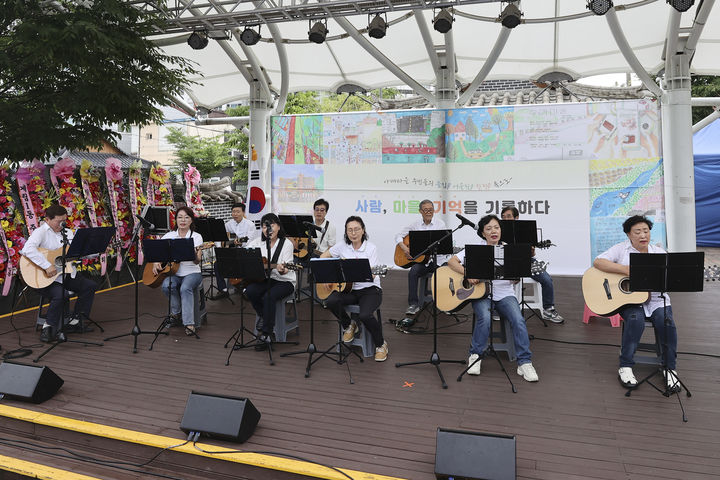 [광주=뉴시스] 지난 8일 광주 동구 산수1동 산수문화마당에서 열린 '아따마을 주민총회 및 마을예술축제' 현장. (사진 = 광주 동구 제공) 2024.06.15. photo@newsis.com *재판매 및 DB 금지