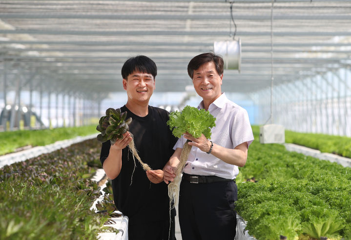 [밀양=뉴시스] 안병구 경남 밀양시장이 14일 샐러드 채소 스마트팜 친환경 재배 시범 사업장을 방문해 농업인과 대화를 나누고 있다. (사진=밀양시 제공) 2024.06.15. photo@newsis.com&nbsp;&nbsp; *재판매 및 DB 금지