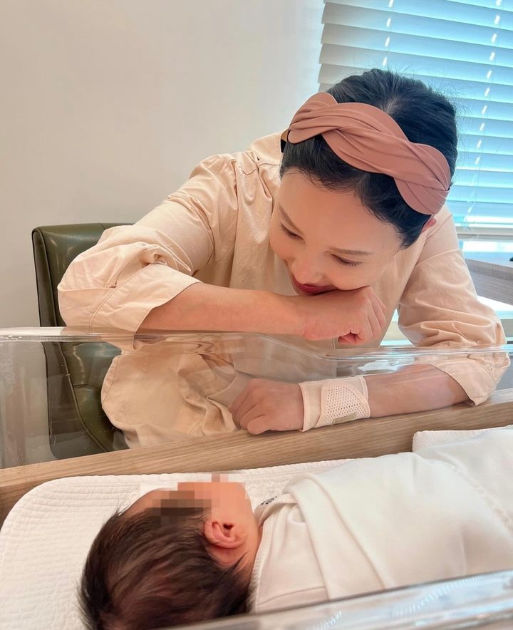 [서울=뉴시스] 그룹 '슈가' 출신 아유미가 득녀 소식을 전했다. (사진=아유미 인스타그램 캡처) 2024.06.15. photo@newsis.com *재판매 및 DB 금지