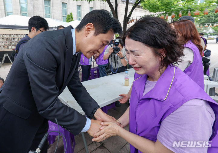 [서울=뉴시스] 김진아 기자 = 오세훈 서울시장이 15일 오후 서울 중구 서울광장에 마련된 10·29 이태원 참사 희생자 합동분향소를 찾아 유가족들을 위로하고 있다. 2024.06.15. bluesoda@newsis.com