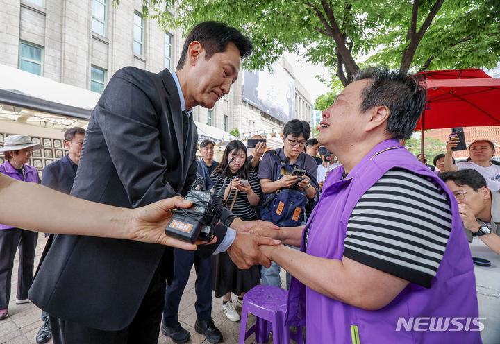 [서울=뉴시스] 김진아 기자 = 오세훈 서울시장이 15일 오후 서울 중구 서울광장에 마련된 10·29 이태원 참사 희생자 합동분향소를 찾아 유가족들을 위로하고 있다. 2024.06.15. bluesoda@newsis.com