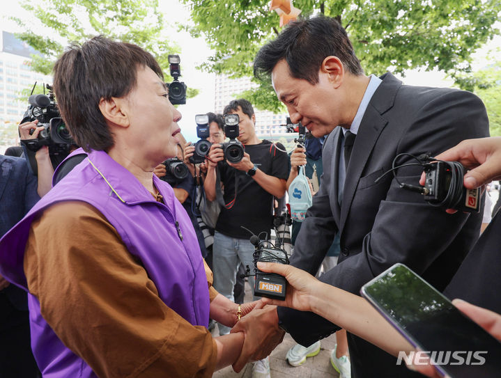 [서울=뉴시스] 김진아 기자 = 오세훈 서울시장이 15일 오후 서울 중구 서울광장에 마련된 10·29 이태원 참사 희생자 합동분향소를 찾아 유가족들을 위로하고 있다. 2024.06.15. bluesoda@newsis.com