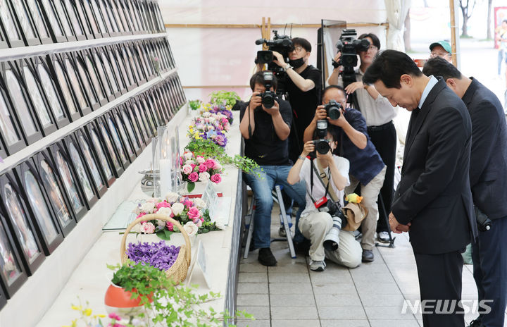 [서울=뉴시스] 김진아 기자 = 오세훈 서울시장이 15일 오후 서울 중구 서울광장에 마련된 10·29 이태원 참사 희생자 합동분향소를 찾아 묵념하고 있다. 2024.06.15. bluesoda@newsis.com