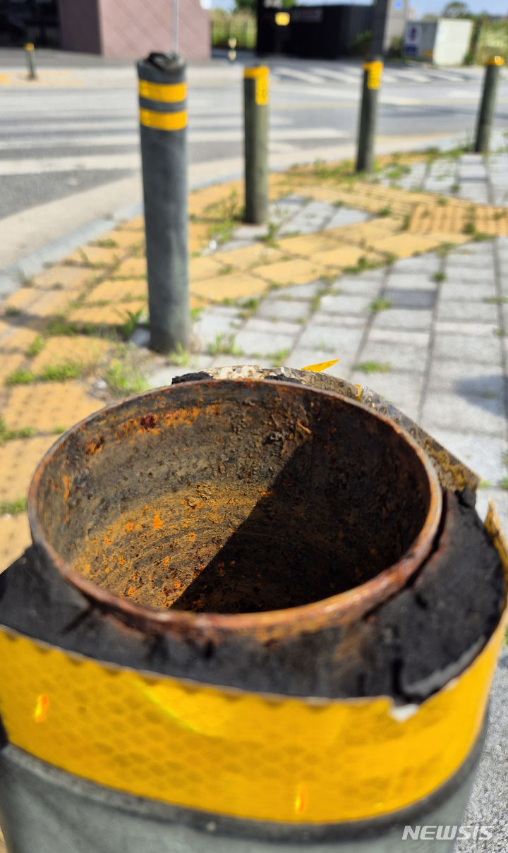 [전주=뉴시스] 김얼 기자 = 전북 전주시내 곳곳에 설치된 볼라드가 훼손된 채 방치되어 있다. 2024.06.17. pmkeul@newsis.com