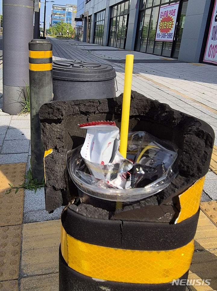 [전주=뉴시스] 김얼 기자 = 전북 전주시내 곳곳에 설치된 볼라드가 훼손된 채 방치되어 있다. 2024.06.17. pmkeul@newsis.com