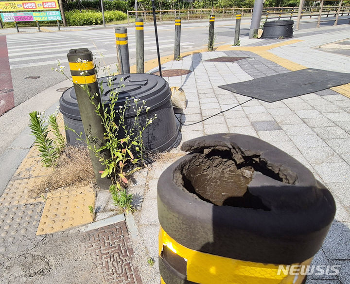 [전주=뉴시스] 김얼 기자 = 전북 전주시내 곳곳에 설치된 볼라드가 훼손된 채 방치되어 있다. 2024.06.17. pmkeul@newsis.com