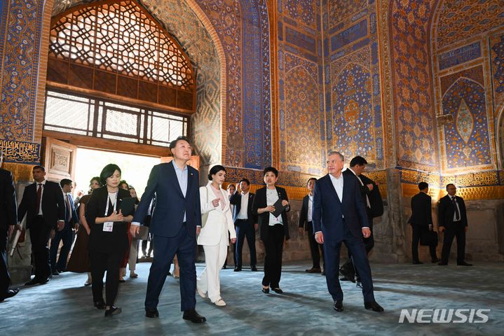 [사마르칸트(우즈베키스탄)=뉴시스] 조수정 기자 = 우즈베키스탄을 국빈 방문한 윤석열 대통령과 부인 김건희 여사, 샤브카트 미르지요예프 우즈베키스탄 대통령과 부인 지로아트 미르지요예바 여사가 15일(현지시간) 사마르칸트 문화유적지를 찾아 티라카리 사원을 시찰하고 있다. (공동취재) 2024.06.15. chocrystal@newsis.com