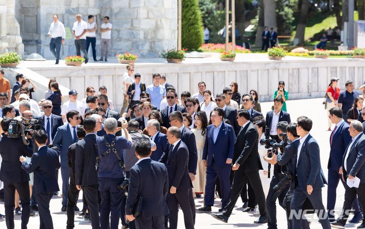 [사마르칸트(우즈베키스탄)=뉴시스] 조수정 기자 = 우즈베키스탄을 국빈 방문한 윤석열 대통령과 부인 김건희 여사, 샤브카트 미르지요예프 우즈베키스탄 대통령과 부인 지로아트 미르지요예바 여사가 15일(현지시간) 사마르칸트 문화유적지를 찾아 레기스탄 광장을 시찰하고 있다. (공동취재) 2024.06.15. chocrystal@newsis.com