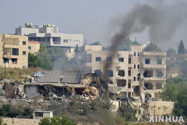 [잔나타=신화/뉴시스] 레바논 남부 잔나타의 한 건물이 지난 15일(현지시각) 이스라엘 공습으로 파괴된 모습. 이스라엘군은 16일 "헤즈볼라가 우릴 확전 직전까지 몰고 있다"며 경고에 나섰다. 2024.06.17.