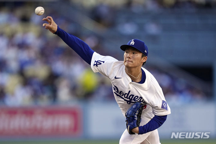 [로스앤젤레스=AP/뉴시스] 미국 메이저리그(MLB) LA 다저스의 일본인 투수 야마모토 요시노부가 16일(한국시각) 미국 캘리포니아주 로스앤젤레스 다저스타디움에서 열린 '2024 MLB' 캔자스시티 로열스와 홈경기에 선발 등판해 공을 던지고 있다. 2024.06.16.