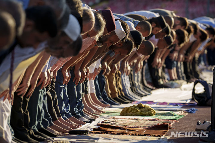 [부쿠레슈티=AP/뉴시스] 16일(현지시각) 루마니아 부쿠레슈티 디나모 경기장에서 열린 이드 알 아드하 기도회에 참석한 무슬림들이 기도하고 있다. 2024.06.17.